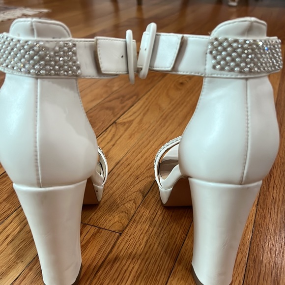 White block heels - Picture 5 of 10